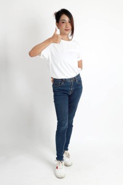 Beyaz arka planda duran Asyalı kadın..