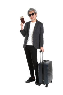 Beyaz arka planda bagajı olan kıdemli Asyalı işadamı..