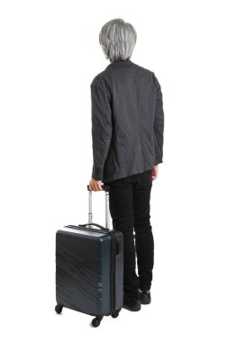 Beyaz arka planda bagajı olan kıdemli Asyalı işadamı..