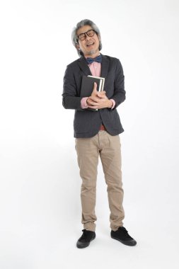 Beyaz arka planda duran kıdemli Asyalı öğretmen..