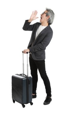 Beyaz arka planda bagajı olan kıdemli Asyalı işadamı..