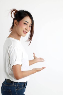 Beyaz arka planda duran Asyalı kadın..