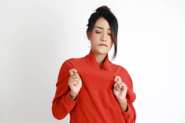 Beyaz arka planda duran Asyalı kadın..