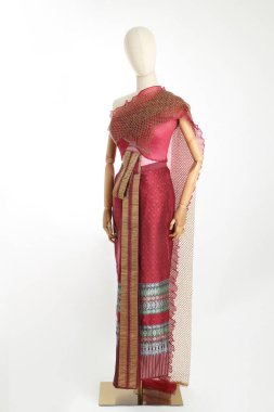 Beyaz arka planda Tayland elbisesi giyen kadın..