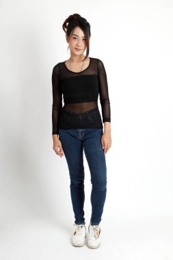 Beyaz arka planda duran Asyalı kadın..