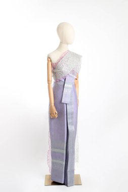 Beyaz arka planda Tayland elbisesi giyen kadın..