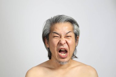 Beyaz arka planda rötuşsuz üst düzey Asyalı portresi..