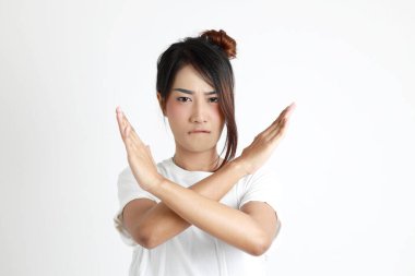 Beyaz arka planda duran Asyalı kadın..