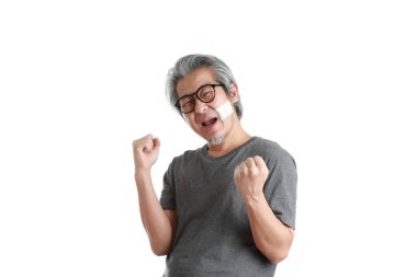 Yanağında alçı olan kıdemli Asyalı adam..