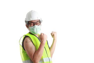 Omzunda alçı gösteren Asian işçiliği..