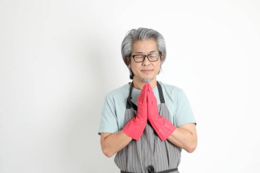 Beyaz arka planda duran kıdemli Asyalı hizmetçi..