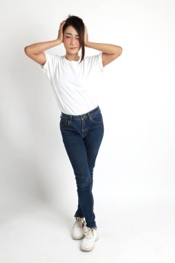 Beyaz arka planda duran Asyalı kadın..