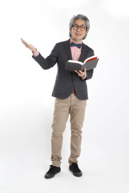 Beyaz arka planda duran kıdemli Asyalı öğretmen..