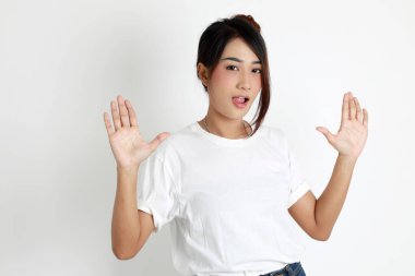 Beyaz arka planda duran Asyalı kadın..