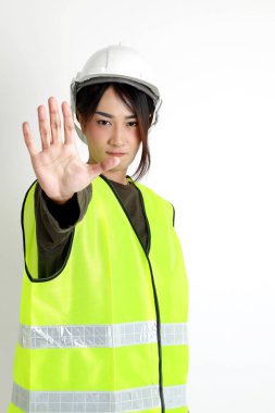 Beyaz arka planda duran Asyalı kadın..