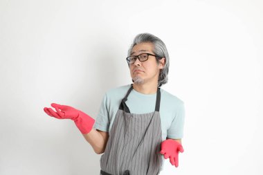 Beyaz arka planda duran kıdemli Asyalı hizmetçi..