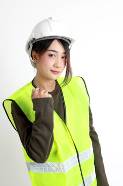 Beyaz arka planda duran Asyalı kadın..