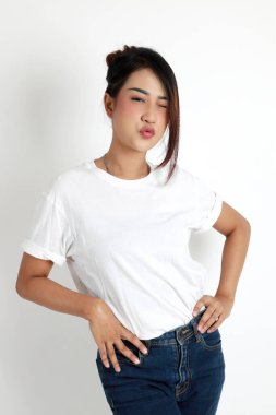 Beyaz arka planda duran Asyalı kadın..