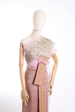 Beyaz arka planda Tayland elbisesi giyen kadın..