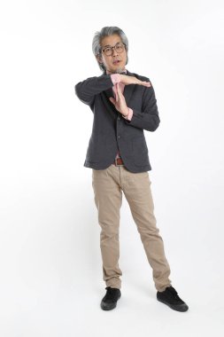 Beyaz arka planda duran kıdemli Asyalı öğretmen..