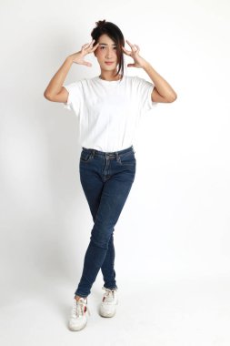 Beyaz arka planda duran Asyalı kadın..