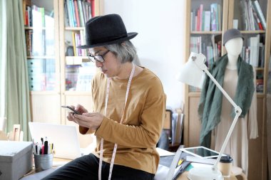 Stüdyoda çalışan büyük Asyalı tasarımcı..