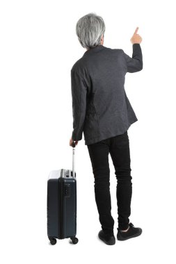 Beyaz arka planda bagajı olan kıdemli Asyalı işadamı..