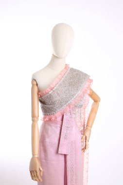 Beyaz arka planda Tayland elbisesi giyen kadın..