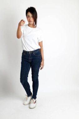 Beyaz arka planda duran Asyalı kadın..