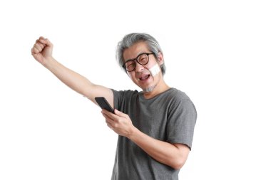 Yanağında alçı olan kıdemli Asyalı adam..