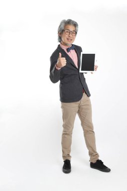 Beyaz arka planda duran kıdemli Asyalı öğretmen..