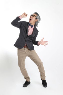 Beyaz arka planda duran kıdemli Asyalı öğretmen..