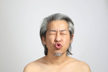 Beyaz arka planda rötuşsuz üst düzey Asyalı portresi..