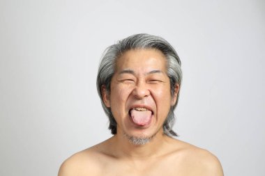 Beyaz arka planda rötuşsuz üst düzey Asyalı portresi..