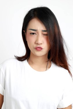 Beyaz arka planda duran Asyalı kadın..