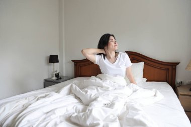 Yatakta dinlenen Asyalı kadın..