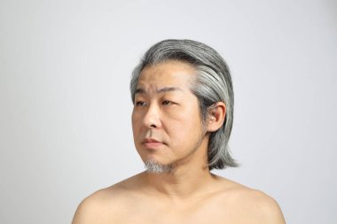 Beyaz arka planda rötuşsuz üst düzey Asyalı portresi..