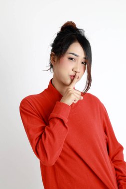 Beyaz arka planda duran Asyalı kadın..