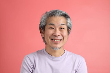 Pembe arka planda rötuşsuz bir Asyalı portresi..