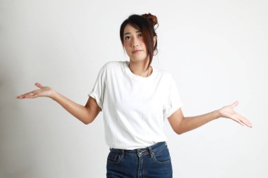 Beyaz arka planda duran Asyalı kadın..