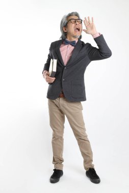 Beyaz arka planda duran kıdemli Asyalı öğretmen..