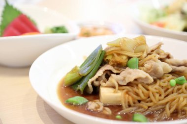 Japon sukiyaki tabakta servis edildi..