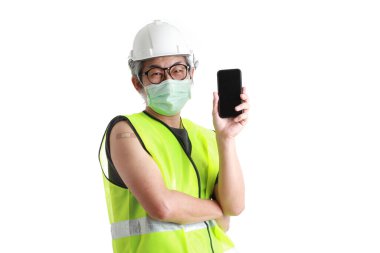 Omzunda alçı gösteren Asian işçiliği..