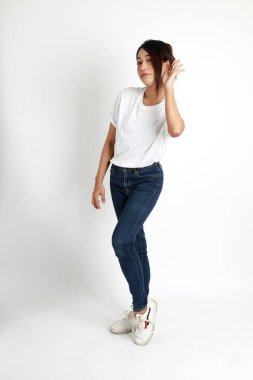 Beyaz arka planda duran Asyalı kadın..