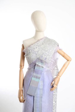 Beyaz arka planda Tayland elbisesi giyen kadın..