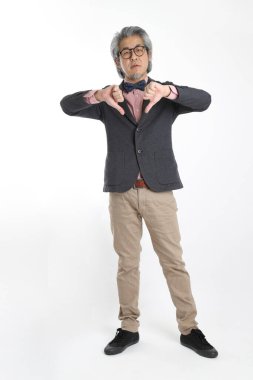 Beyaz arka planda duran kıdemli Asyalı öğretmen..