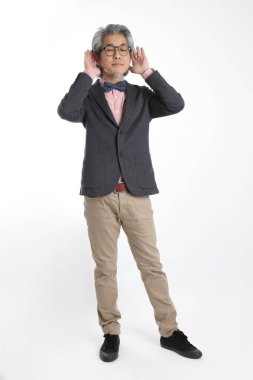 Beyaz arka planda duran kıdemli Asyalı öğretmen..