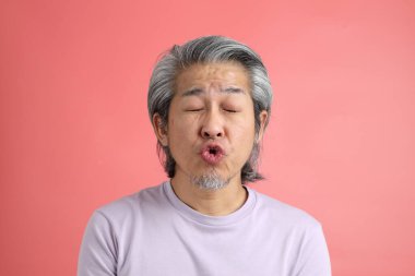 Pembe arka planda rötuşsuz bir Asyalı portresi..