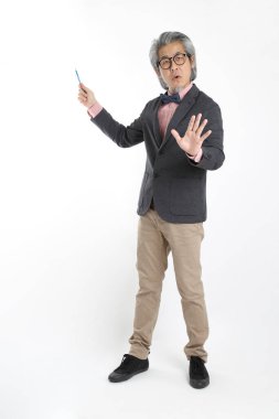 Beyaz arka planda duran kıdemli Asyalı öğretmen..