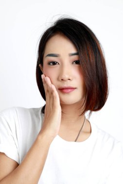 Beyaz arka planda duran Asyalı kadın..